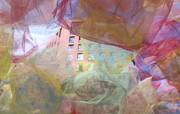 Rana Begum, No. 1104 Catching Colour — instalimi shumëngjyrësh me rrjeta