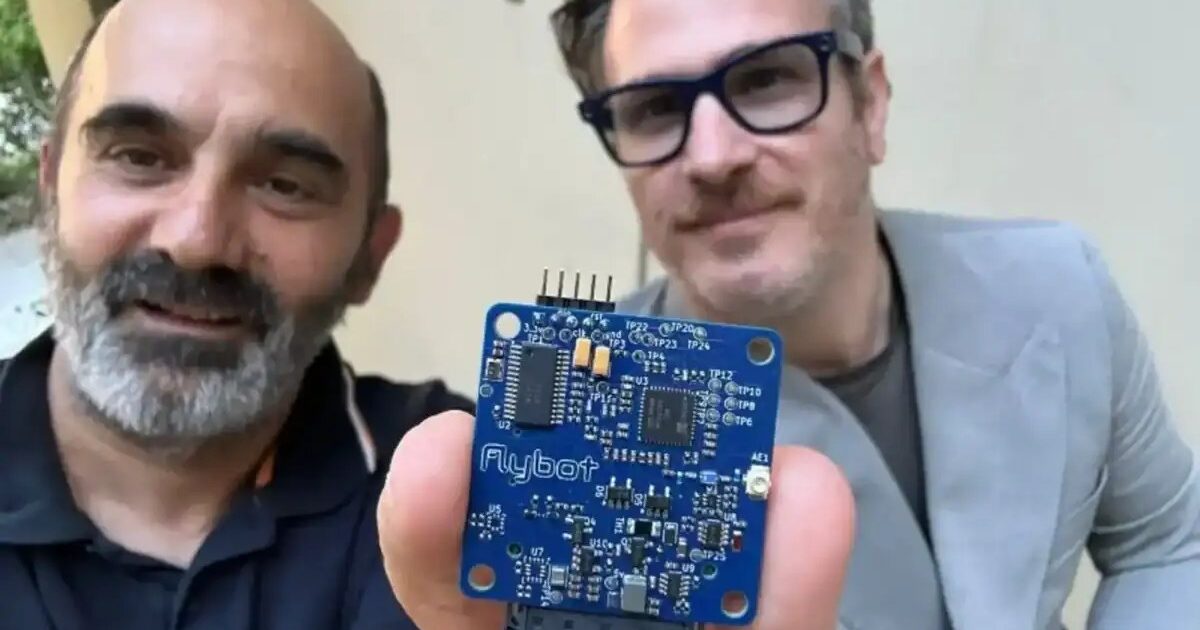 Karta elektronike “Flybot” – kontrolluesi i parë i fluturimit për dronët FPV i prodhuar në Greqi nga kompania “Resilience Tech”.