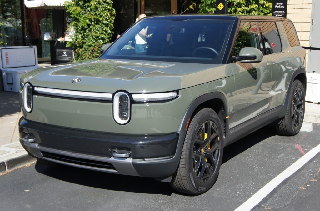 Rivian tërheq SUV in R2  vidat e baterisë me voltazh të lartë mund të jenë shtrënguar dobët