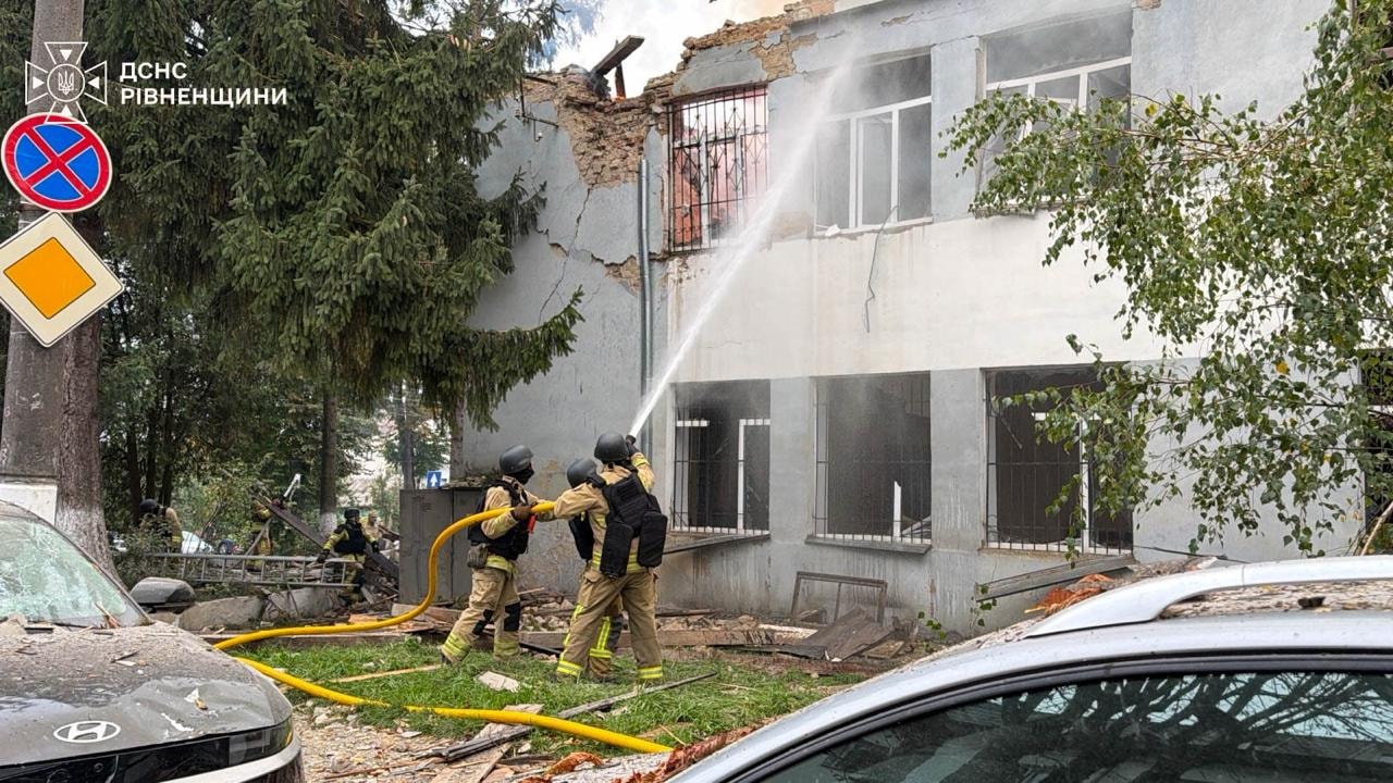 Zjarrfikës ukrainas shuajnë zjarrin në ndërtesën e goditur në Rivne (DSNS e rajonit të Rivne-s)