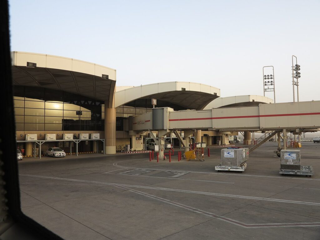 Huthi t ripërtërijnë paralajmërimin për aeroportin e Riadit  mbetet  objektiv ushtarak   ndonëse aeroporti cakton dy terminale për fluturimet