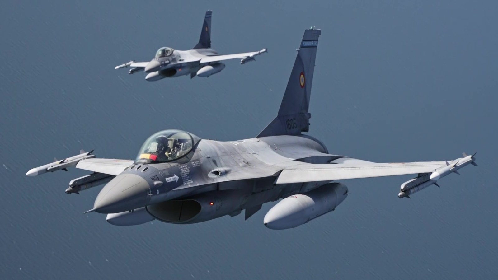 Avionë F-16 të Forcave Ajrore rumune mbi det