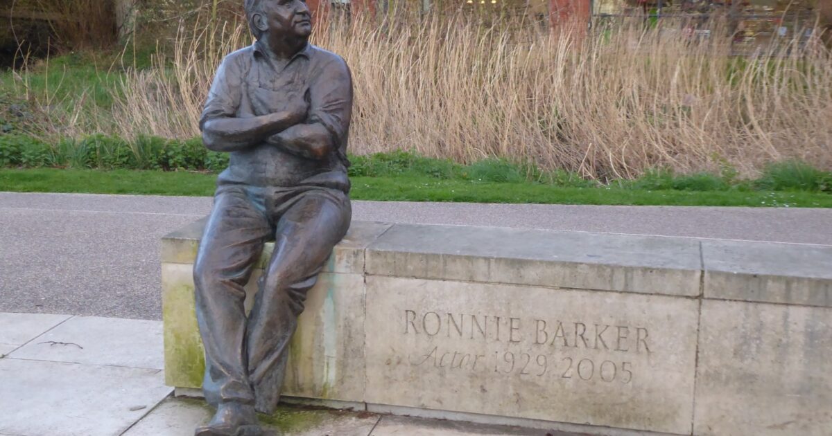 Statuja e Ronnie Barker-it në rolin e Norman Stanley Fletcher-it të «Porridge»-it, para Waterside Theatre në Aylesbury (foto: Philip Halling, CC BY-SA 2.0, Wikimedia Commons)
