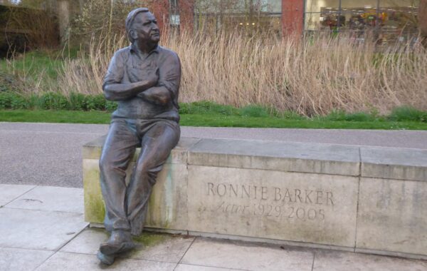 Statuja e Ronnie Barker-it në rolin e Norman Stanley Fletcher-it të «Porridge»-it, para Waterside Theatre në Aylesbury (foto: Philip Halling, CC BY-SA 2.0, Wikimedia Commons)