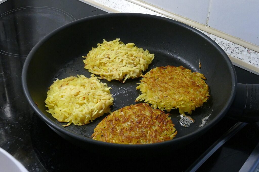Rösti zvicerane — petulla krokante patatesh nga Alpet