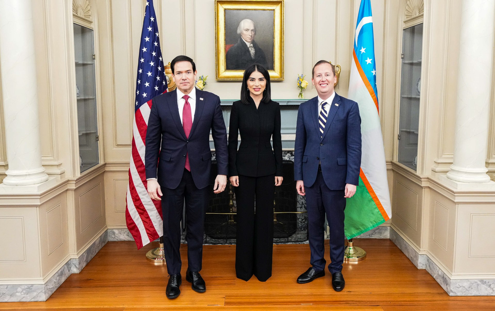 Sekretari amerikan i Shtetit, Marco Rubio (majtas), gjatë një takimi me zyrtarë të Uzbekistanit
