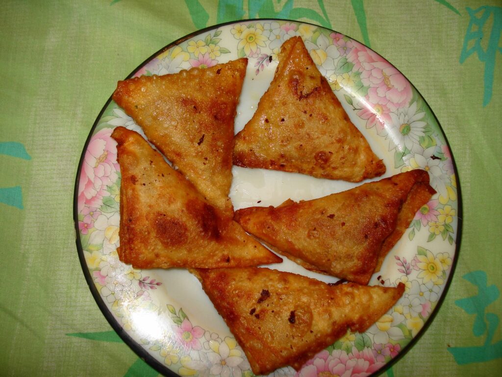 Samosa indiane krokante — petulla të mbushura me patate  bizele dhe erëza aromatike
