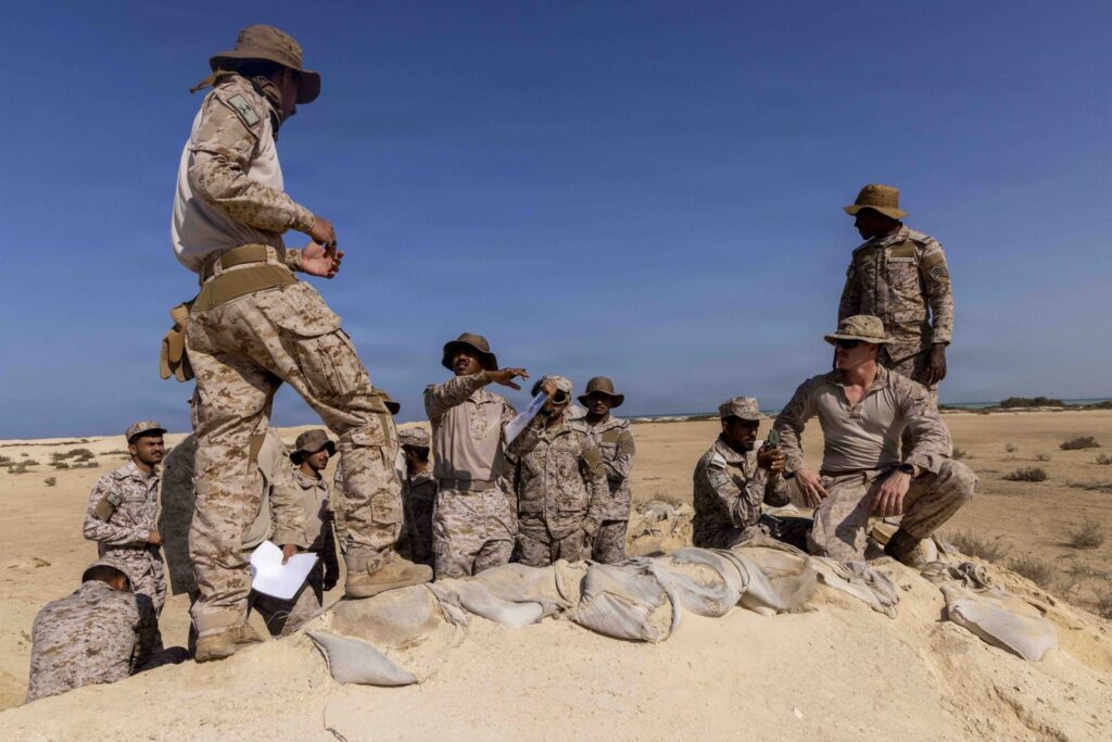 Shefi i marinës saudite pret komandantin detar amerikan për të diskutuar sigurinë detare