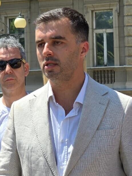 Manojloviçi  Seanca për shkarkimin e Shapiçit mbahet nesër në Asamblenë e Beogradit