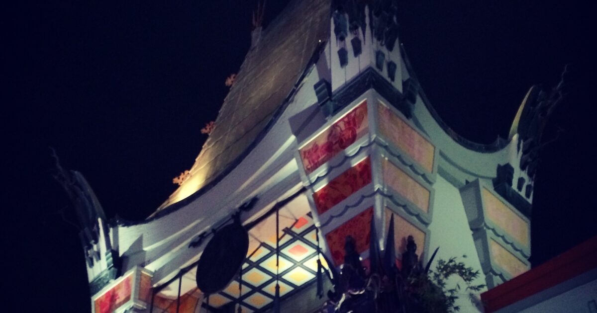 Hyrja e TCL Chinese Theatre në Hollywood natën
