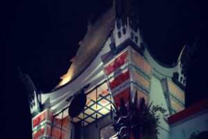 Hyrja e TCL Chinese Theatre në Hollywood natën