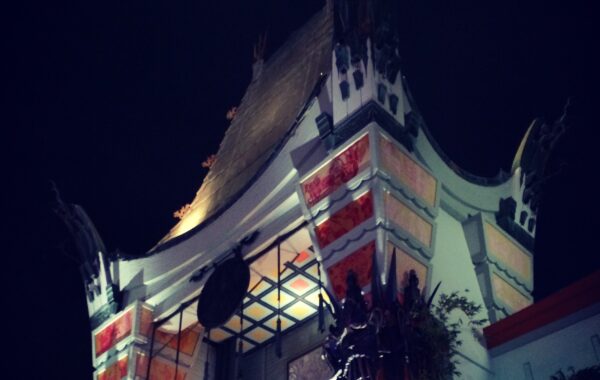 Hyrja e TCL Chinese Theatre në Hollywood natën