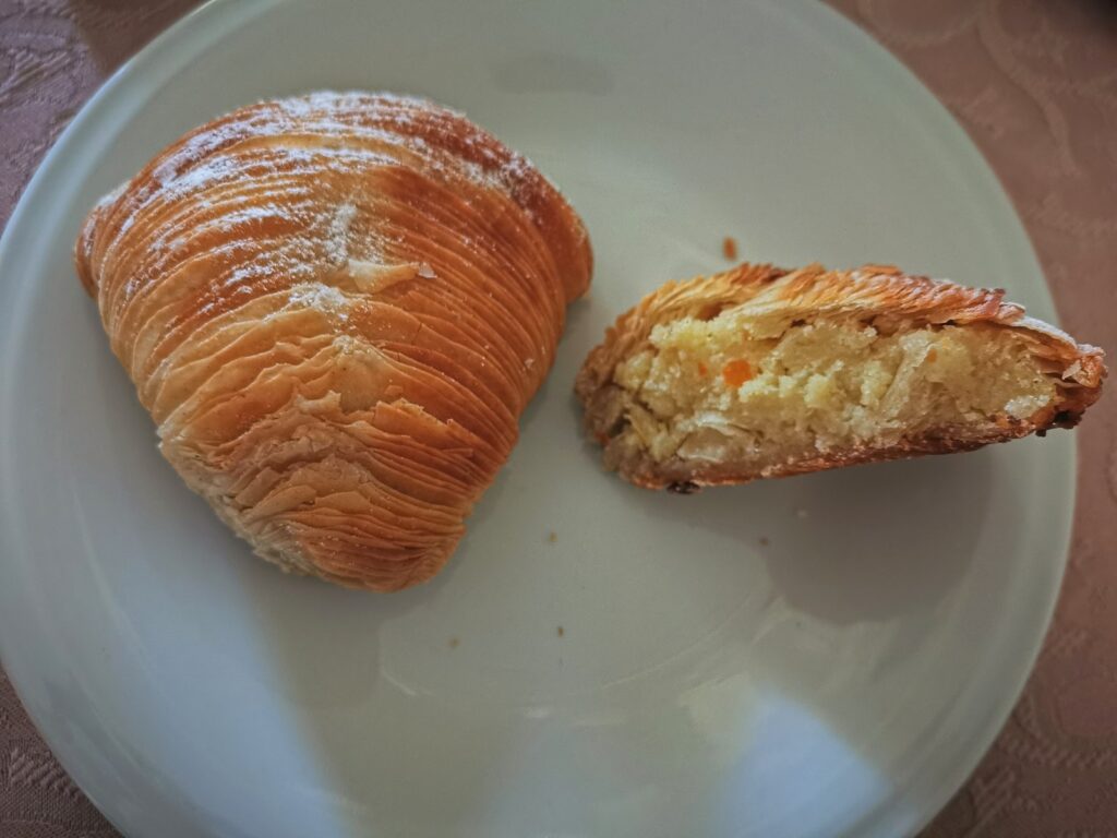 Sfogliatella napoletana — ëmbëlsira ikonike italiane me petë të holla dhe mbushje rikote