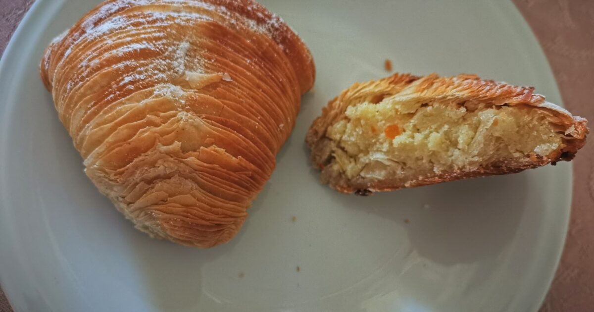 Sfogliatella napoletana me petë të holla krokante dhe mbushje rikote