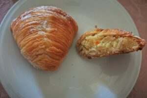Sfogliatella napoletana me petë të holla krokante dhe mbushje rikote