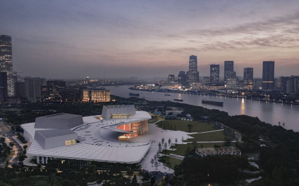 «Shanghai Grand Opera House» hap dyert në Shangai  shtëpia e re e operës në formë ventilatori ngrihet buzë lumit Huangpu