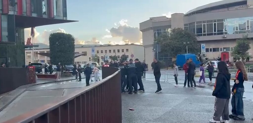 Vijojnë tensionet e derbit Partizani Tirana  Sherr edhe në hyrje të stadiumit  Air Albania   tifozët përplasen