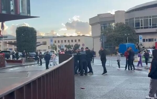 Vijojnë tensionet e derbit Partizani