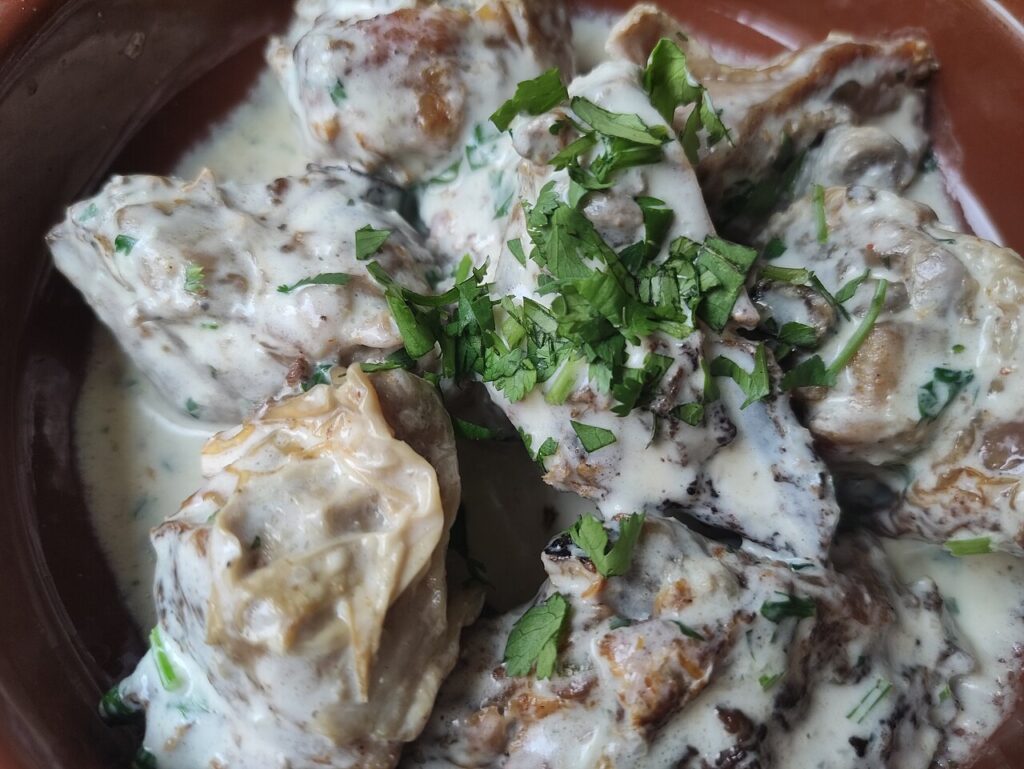 Shkmeruli gjeorgjiane — pulë në salcë qumështi me hudhër
