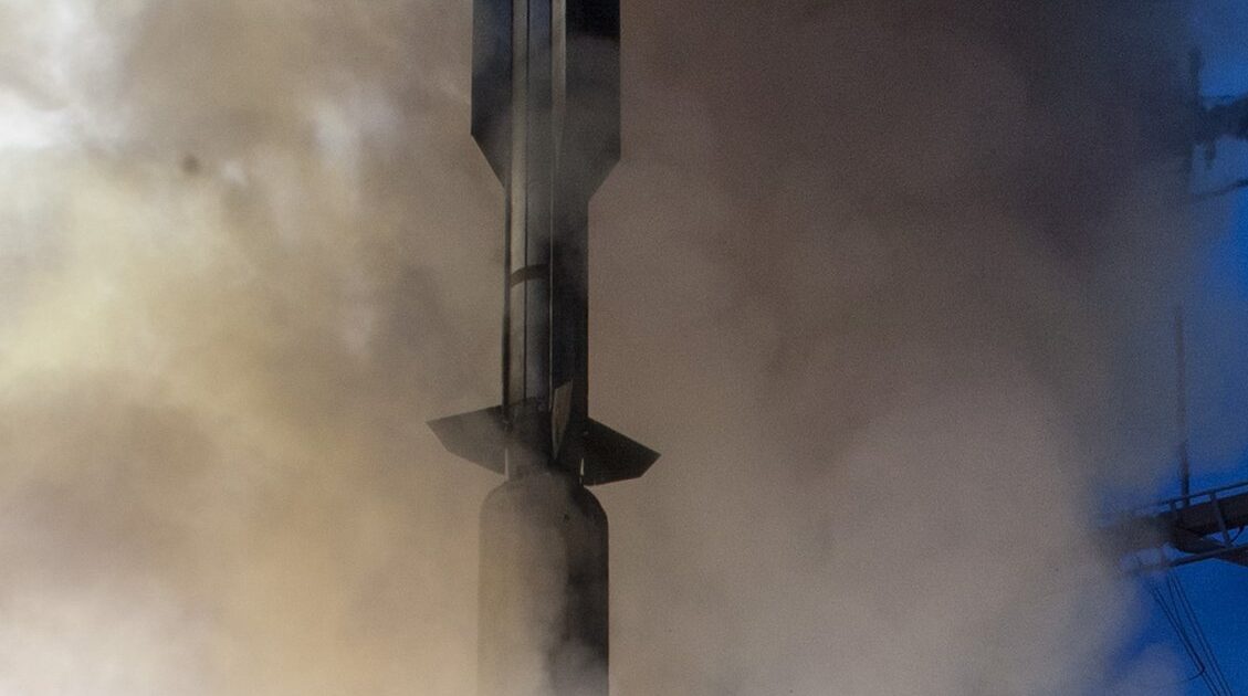 Nisja e një rakete SM-6 nga shkatërruesi amerikan USS John Paul Jones