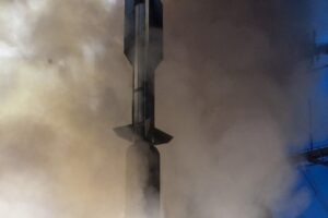 Nisja e një rakete SM-6 nga shkatërruesi amerikan USS John Paul Jones