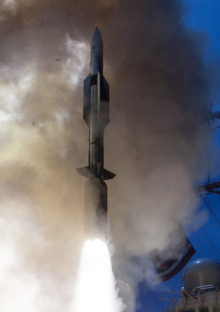 Pentagoni i jep Raytheon it kontratë deri në 24 4 miliardë dollarë për raketat SM 6  për të rimbushur rezervat e shteruara