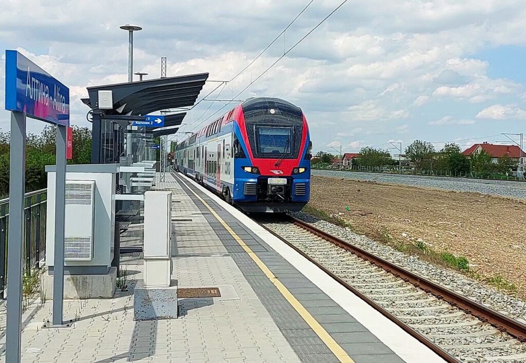 Danas  Srbijavoz fut gjashtë trena të jashtëzakonshëm për mitingun e SNS së në Novi Sad
