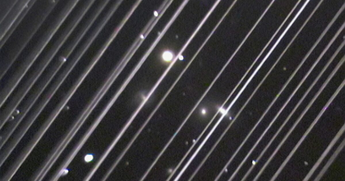 Gjurmë satelitësh Starlink në qiellin e natës