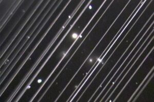 Gjurmë satelitësh Starlink në qiellin e natës