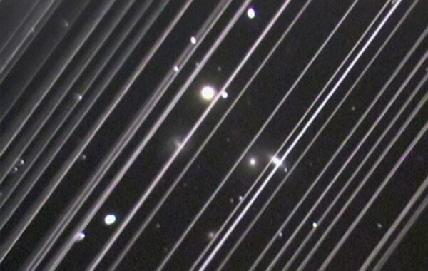 Gjurmë satelitësh Starlink në qiellin e natës