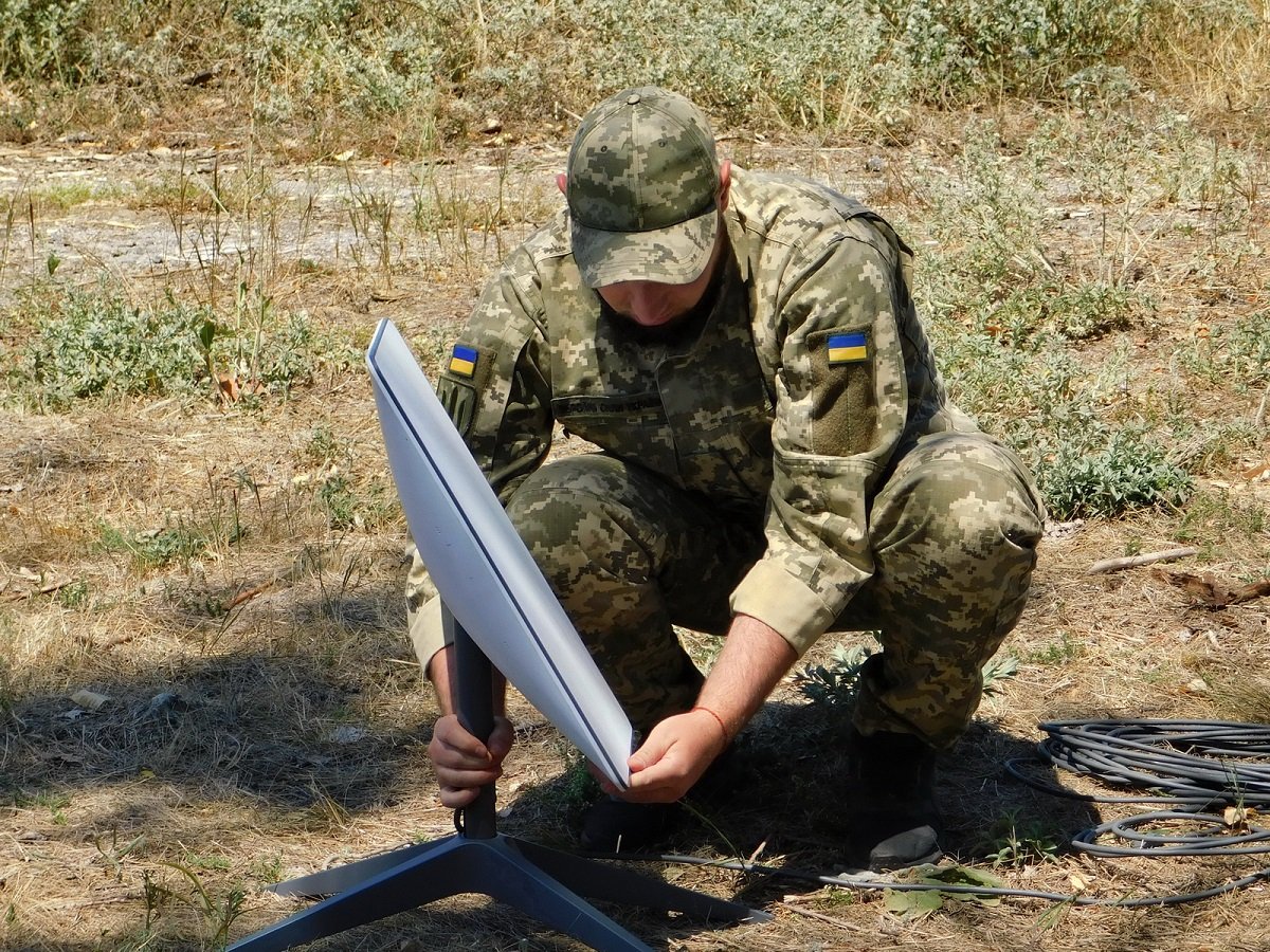 Ushtar ukrainas duke instaluar një terminal Starlink