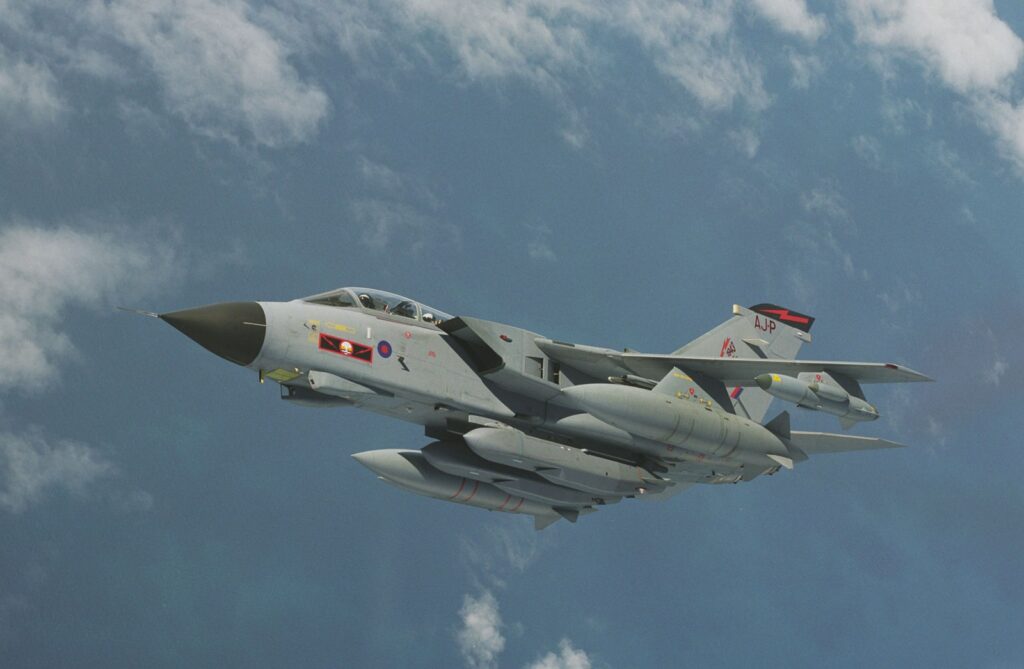 Avion luftarak britanik Tornado GR4 me raketa lundruese Storm Shadow