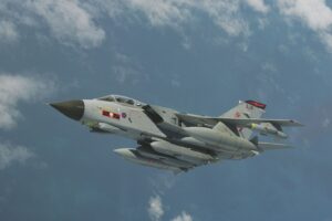 Avion luftarak britanik Tornado GR4 me raketa lundruese Storm Shadow