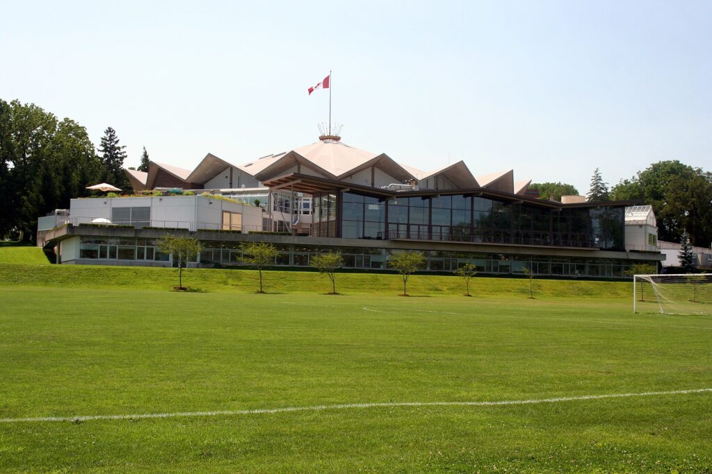 Stratford Festival zbulon kastin e sezonit të 75 të  Thomas Duplessie si Hamlet  Eric McCormack në «Present Laughter»