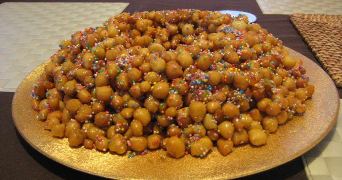Struffoli napoletane me mjaltë dhe sheqerka shumëngjyrëshe