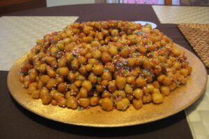 Struffoli napoletane me mjaltë dhe sheqerka shumëngjyrëshe