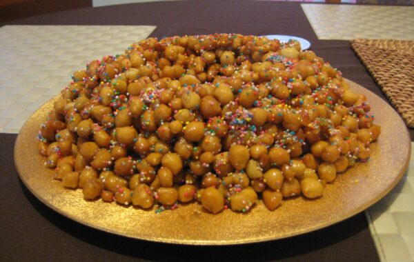 Struffoli napoletane me mjaltë dhe sheqerka shumëngjyrëshe