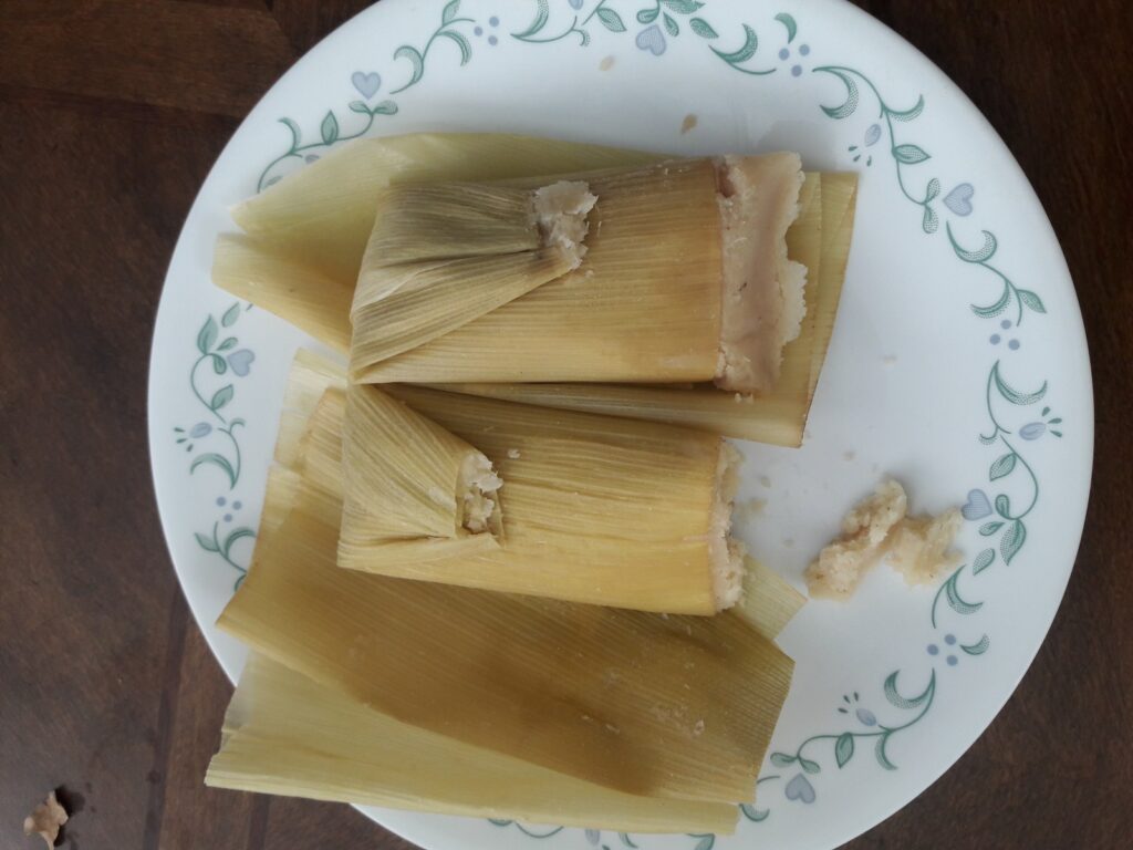 Tamales meksikane me pulë — paketimet tradicionale me brumë misri të ziera në avull