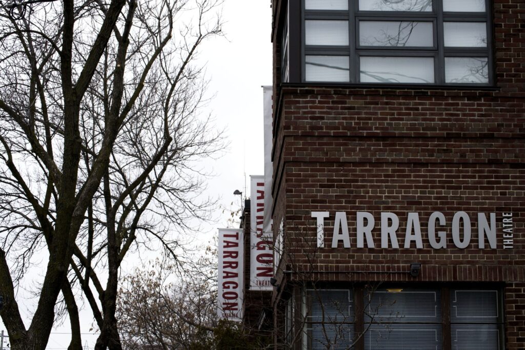 «Prophetess» në Tarragon Theatre të Torontos  Karen Robinson shkëlqen si Mbretëresha e Etimologjisë e përndjekur nga merimangat