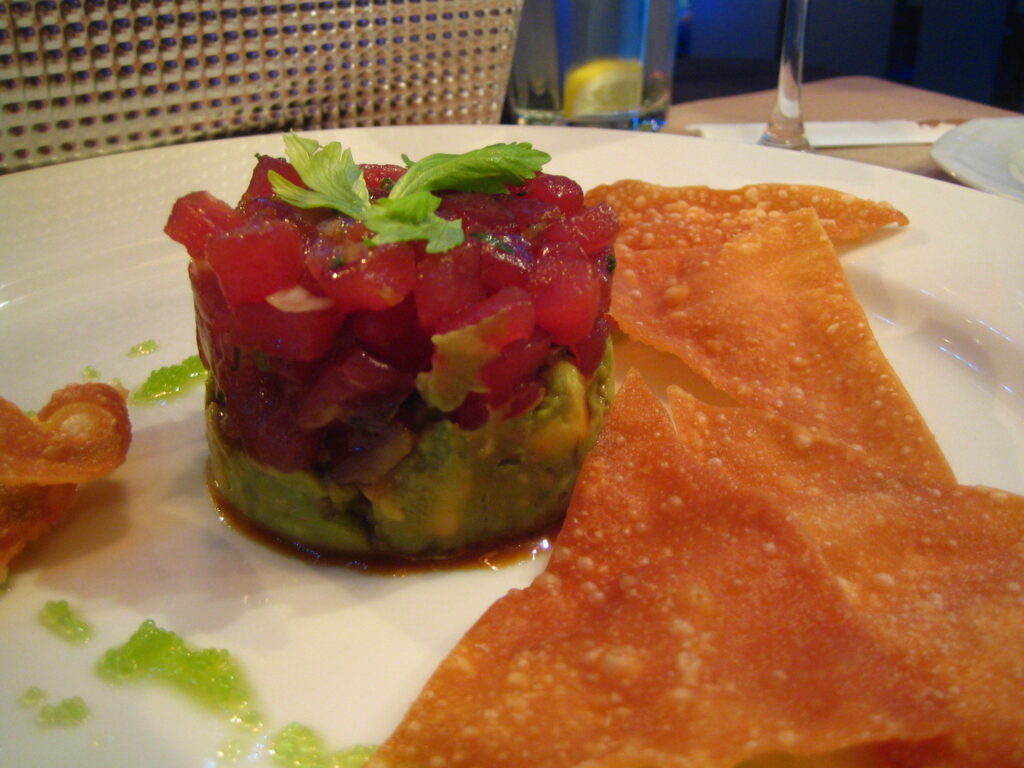 Tartar me ton  avokado dhe salcë limoni — meze freskuese mesdhetare