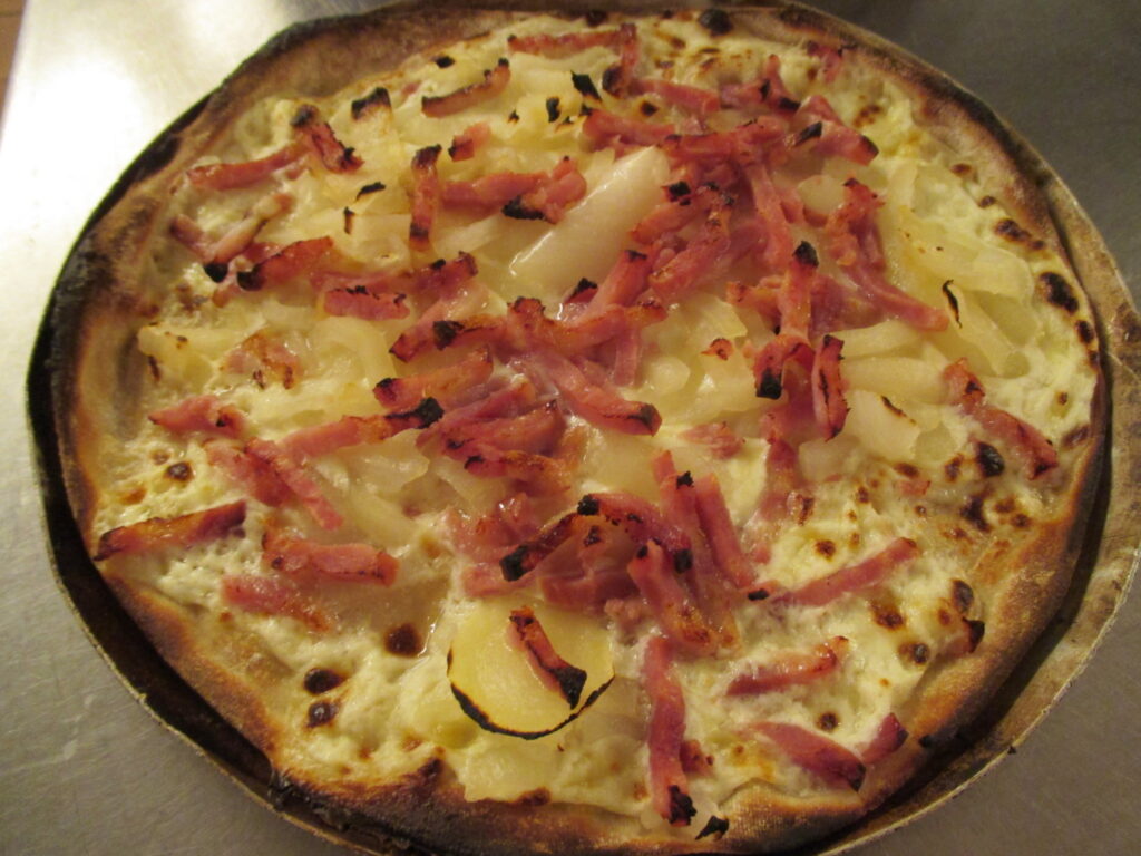 Tarte flambée alzaciane — torta e flakëruar me krem  qepë dhe proshutë