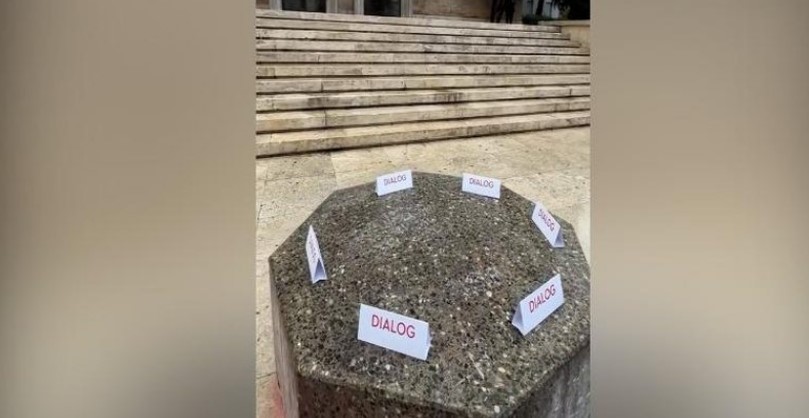 Rama bën sërish thirrje për dialog disa orë para protestës  lë ftesat mbi sofrën e gurtë para Kryeministrisë   VIDEO 