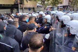 në protestë