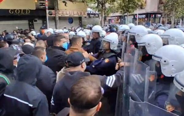në protestë