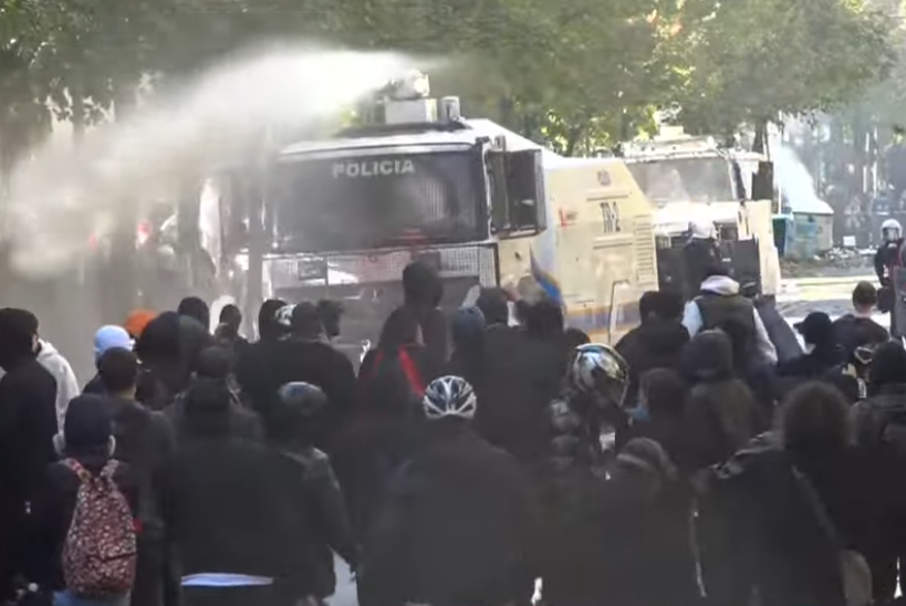 Protestuesit hedhin gurë ndaj policisë  kundërpërgjigjen me ujë  VIDEO 