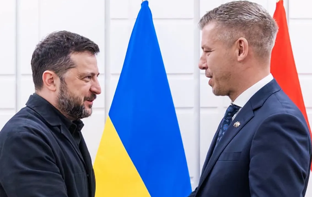 Magyar takohet për herë të parë me Zelenskyyn  përpjekje për të rivendosur marrëdhëniet mes vendeve