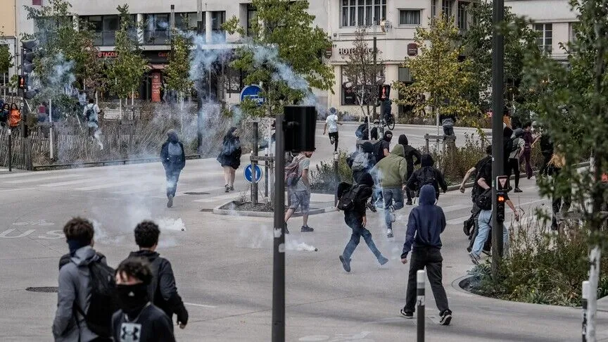 Francë  dhuna përshkallëzohet në protestat e studentëve  plagosen 8 mësues