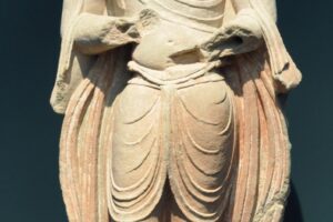 Skulpturë Bodhisattva e epokës Tang, pa kokë, nga shpellat Tianlongshan, Kinë