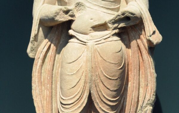Skulpturë Bodhisattva e epokës Tang, pa kokë, nga shpellat Tianlongshan, Kinë