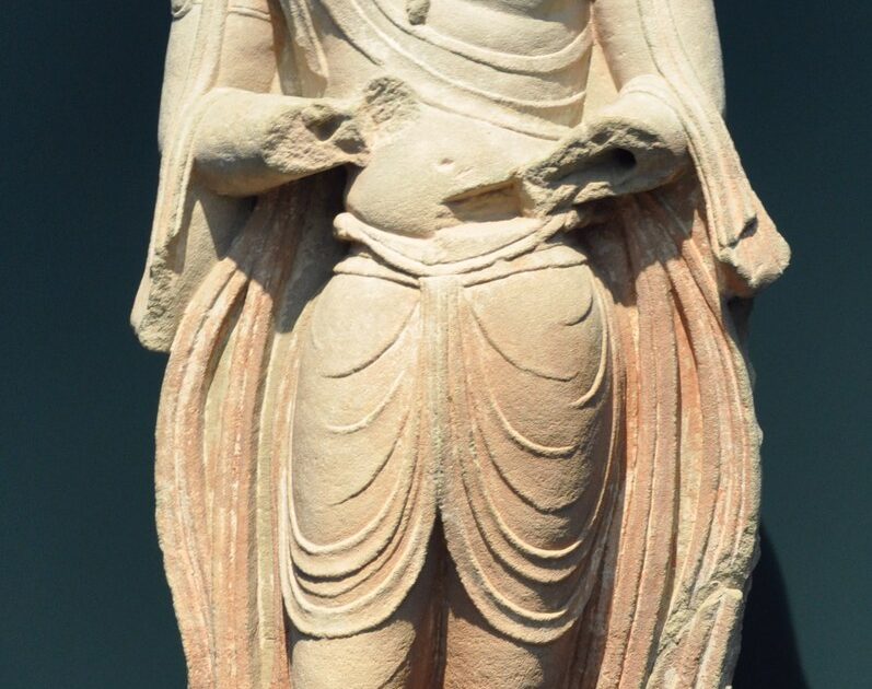 Skulpturë Bodhisattva e epokës Tang, pa kokë, nga shpellat Tianlongshan, Kinë